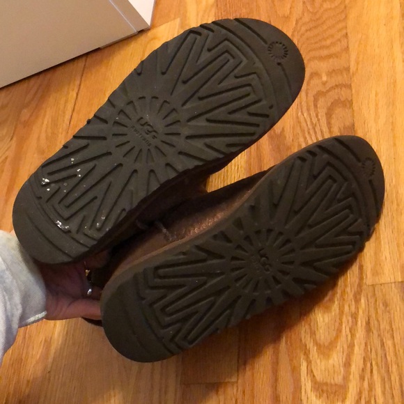 UGGS - Picture 2 of 4